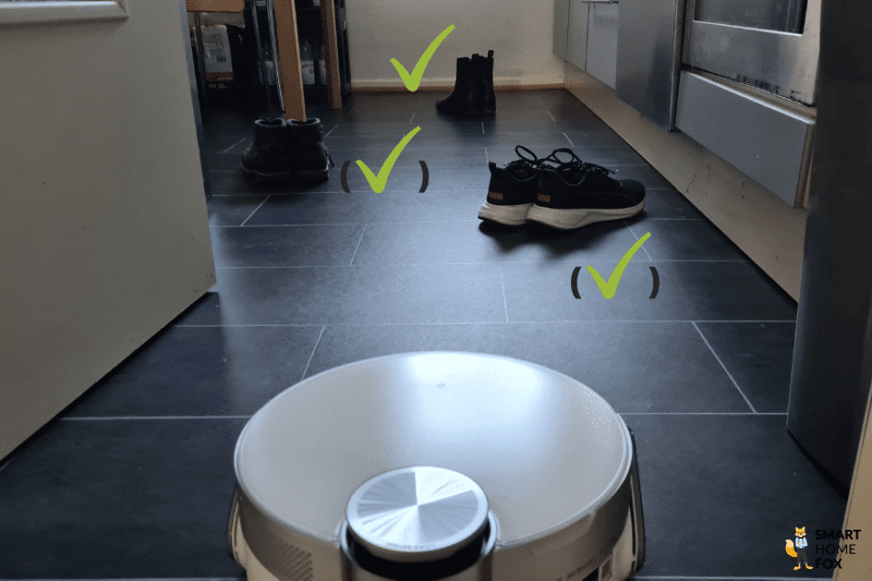 Das Testergebnis des Samsung Jet Bot AI+ bei der Objekterkennung von Schuhen ist zu sehen.
